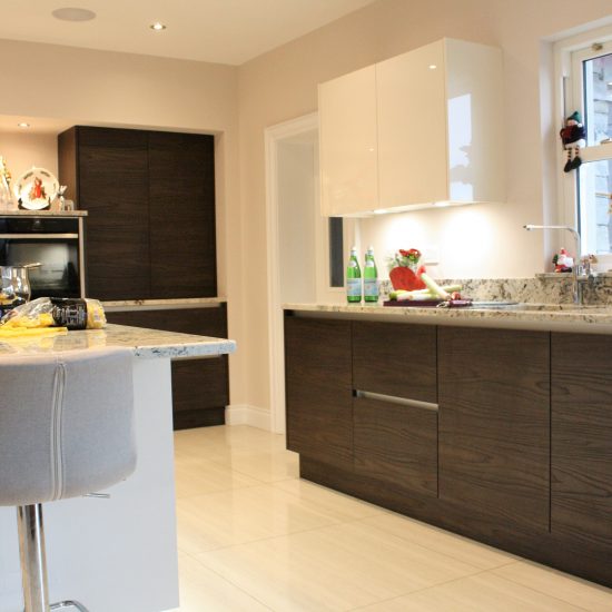 HANDLESS MODERN KITCHEN